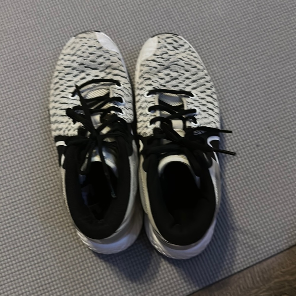 Women’s basketball shoes